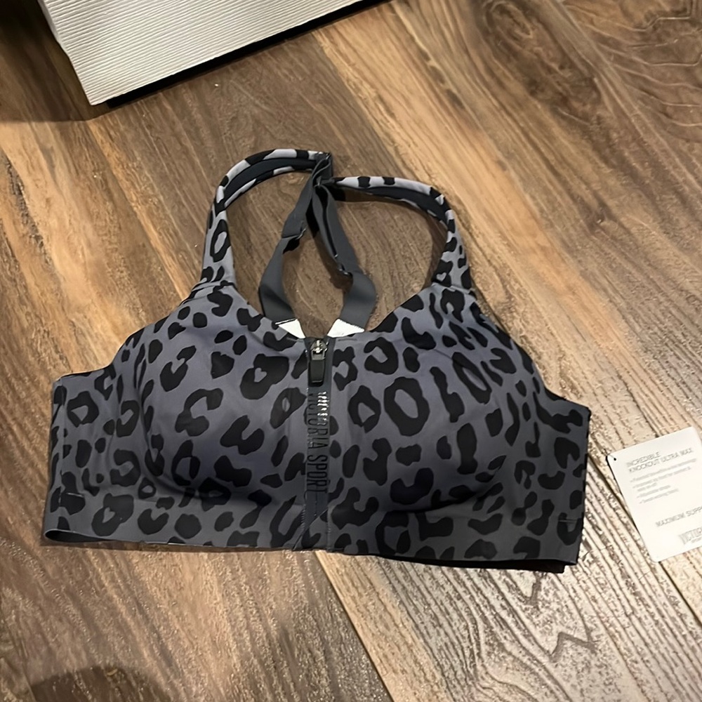 Victoria secret sports bra (34B, runs small)
